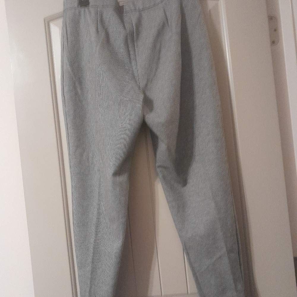 Talbots Gray Straight Leg Pants Comfortable and Stylish